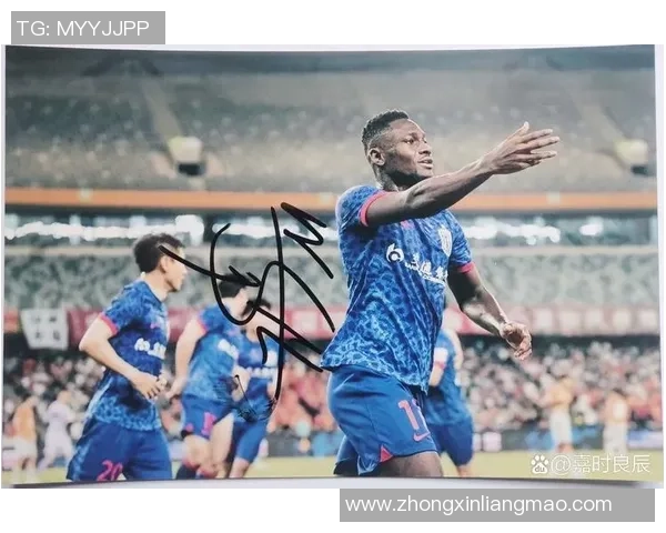 足球巨星亲笔签名球星卡收藏热潮引发球迷激情追捧